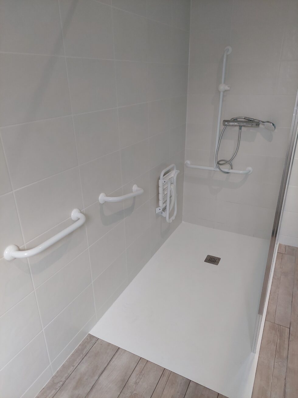 Douche avec carrelage et faïence